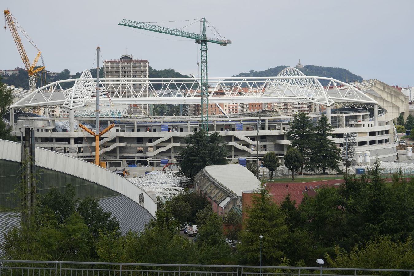 Anoeta sigue adelante con su transformación y este viernes se ha comenzado con la construción de la estructura que soportará la cubierta de la Tribuna Sur 