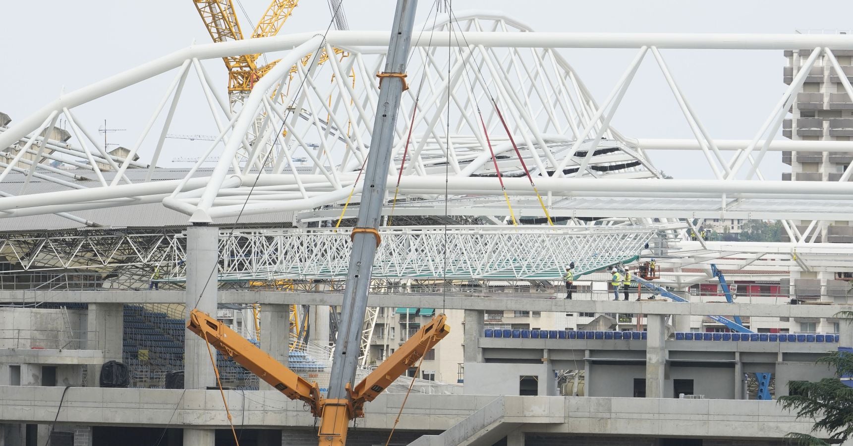 Anoeta sigue adelante con su transformación y este viernes se ha comenzado con la construción de la estructura que soportará la cubierta de la Tribuna Sur 