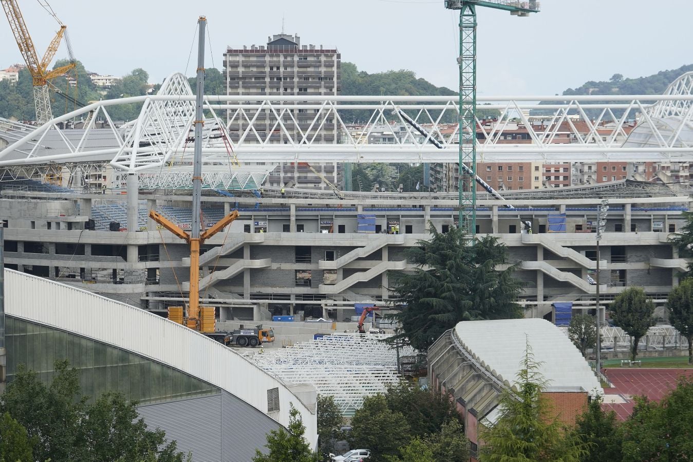 Anoeta sigue adelante con su transformación y este viernes se ha comenzado con la construción de la estructura que soportará la cubierta de la Tribuna Sur 