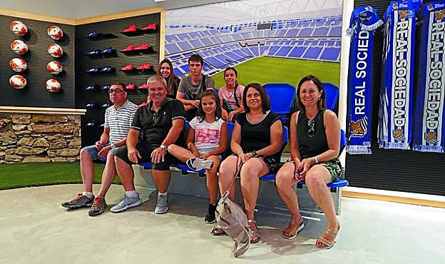 Un grupo de aficionados prueba el modelo de asientos que se instalarán en el nuevo Anoeta. 