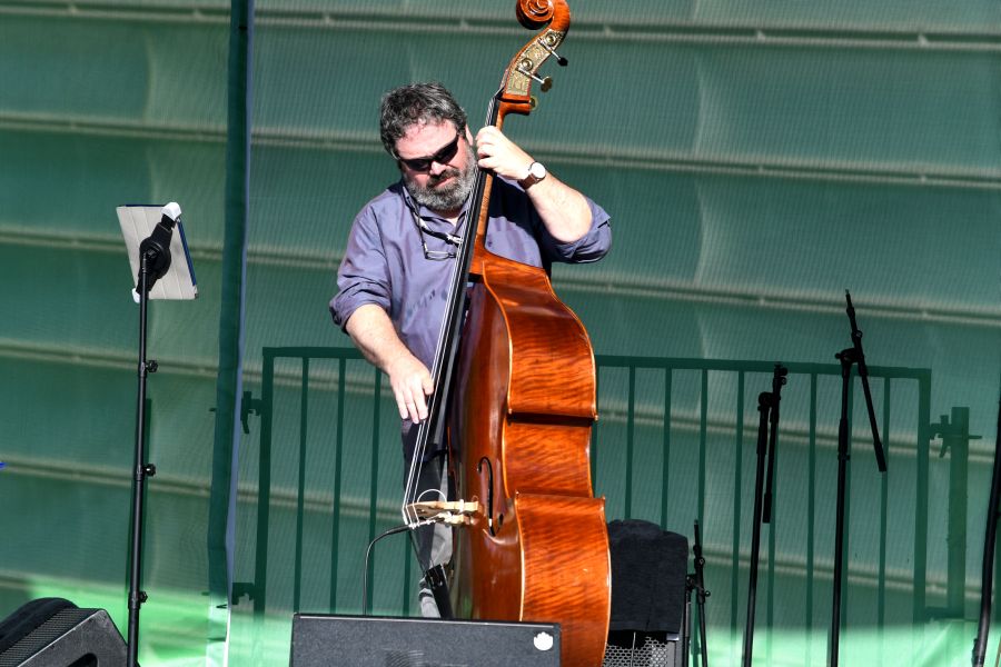 Las actuaciones del 53 Jazzaldia se prolongan hasta altas horas de la madrugada llenando las calles de Donostia de música y buen ambiente.