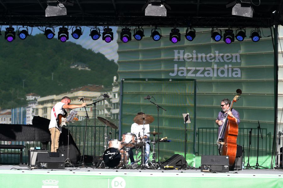 Las actuaciones del 53 Jazzaldia se prolongan hasta altas horas de la madrugada llenando las calles de Donostia de música y buen ambiente.