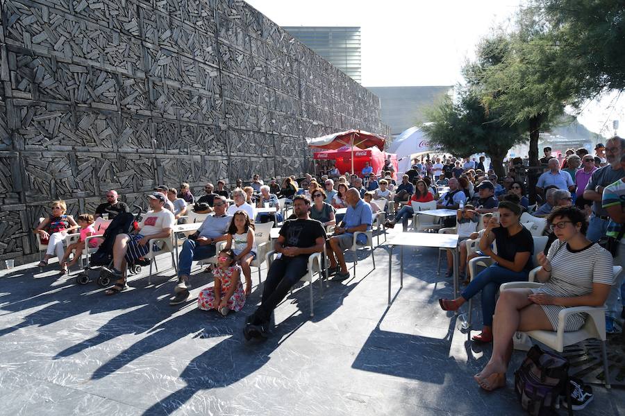 Las actuaciones del 53 Jazzaldia se prolongan hasta altas horas de la madrugada llenando las calles de Donostia de música y buen ambiente.