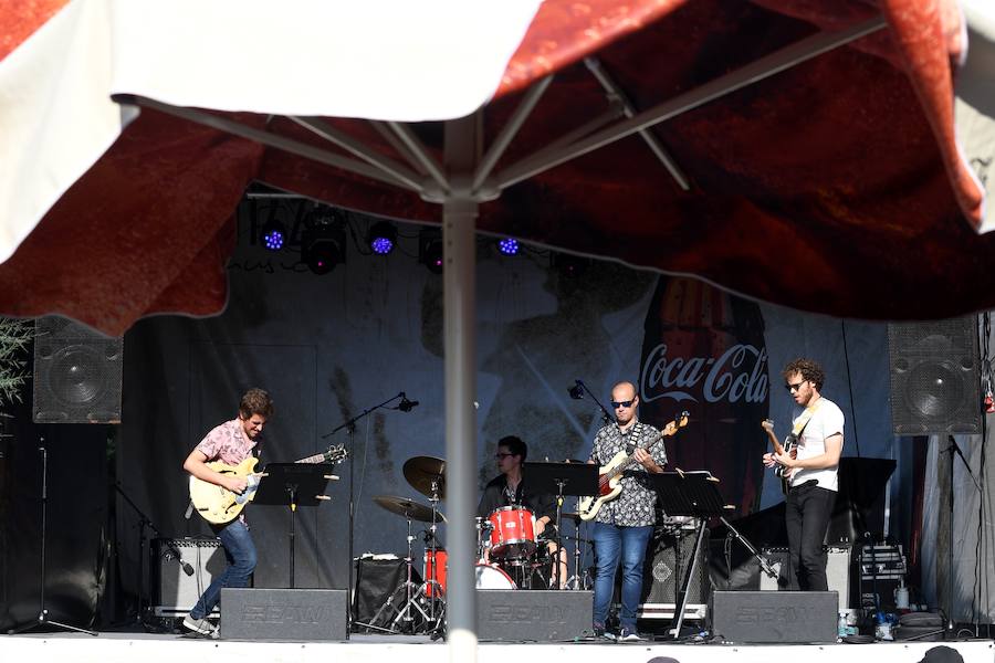 Las actuaciones del 53 Jazzaldia se prolongan hasta altas horas de la madrugada llenando las calles de Donostia de música y buen ambiente.