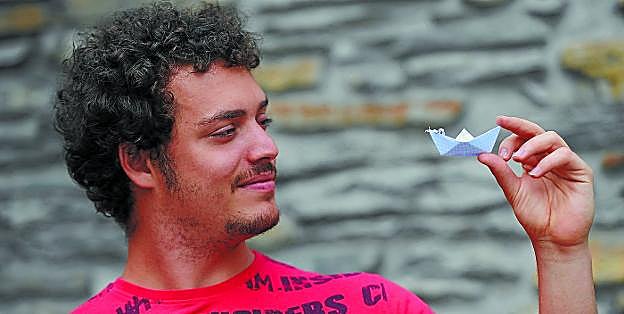 Henrique de Souza con un barquito de papel, uno de los elementos que aparecen en el espectáculo 'Meeting point'.
