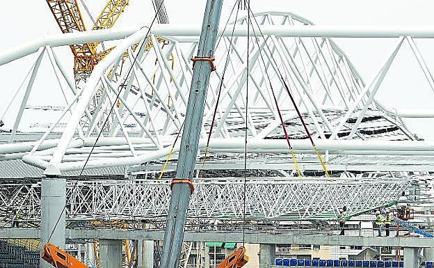 Operarios de la ingeniería Onddi siguen el desarrollo de la instalación ayer de la nueva cubierta en la Tribuna Sur. 