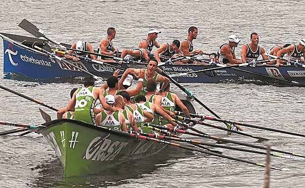 Ioseba Amunarriz felicita a sus remeros por su quinto triunfo seguido en Getxo, mientras al fondo Urdaibai escenifica su derrota.