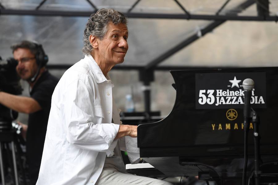 Chick Corea con su Akoustic Band, acompañado por John Patitucci al contrabajo y Dave Weckl a la batería, ofreció un entrañable concierto en la plaza de la Trinidad dentro de la 53 edición del Jazzaldia.
