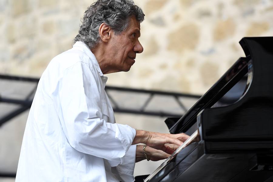 Chick Corea con su Akoustic Band, acompañado por John Patitucci al contrabajo y Dave Weckl a la batería, ofreció un entrañable concierto en la plaza de la Trinidad dentro de la 53 edición del Jazzaldia.