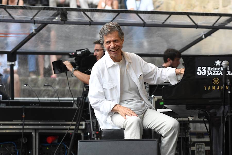 Chick Corea con su Akoustic Band, acompañado por John Patitucci al contrabajo y Dave Weckl a la batería, ofreció un entrañable concierto en la plaza de la Trinidad dentro de la 53 edición del Jazzaldia.