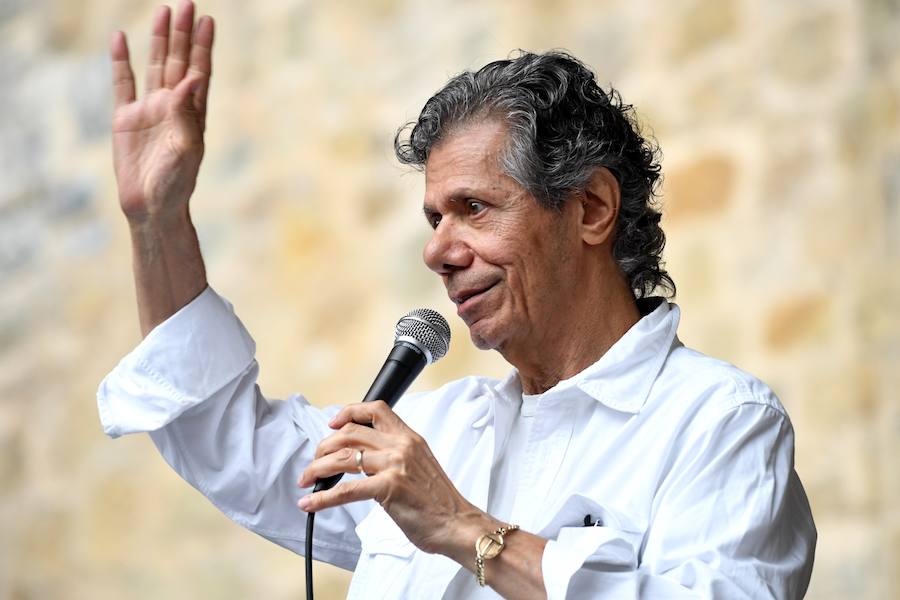 Chick Corea con su Akoustic Band, acompañado por John Patitucci al contrabajo y Dave Weckl a la batería, ofreció un entrañable concierto en la plaza de la Trinidad dentro de la 53 edición del Jazzaldia.