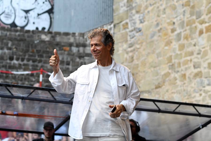 Chick Corea con su Akoustic Band, acompañado por John Patitucci al contrabajo y Dave Weckl a la batería, ofreció un entrañable concierto en la plaza de la Trinidad dentro de la 53 edición del Jazzaldia.