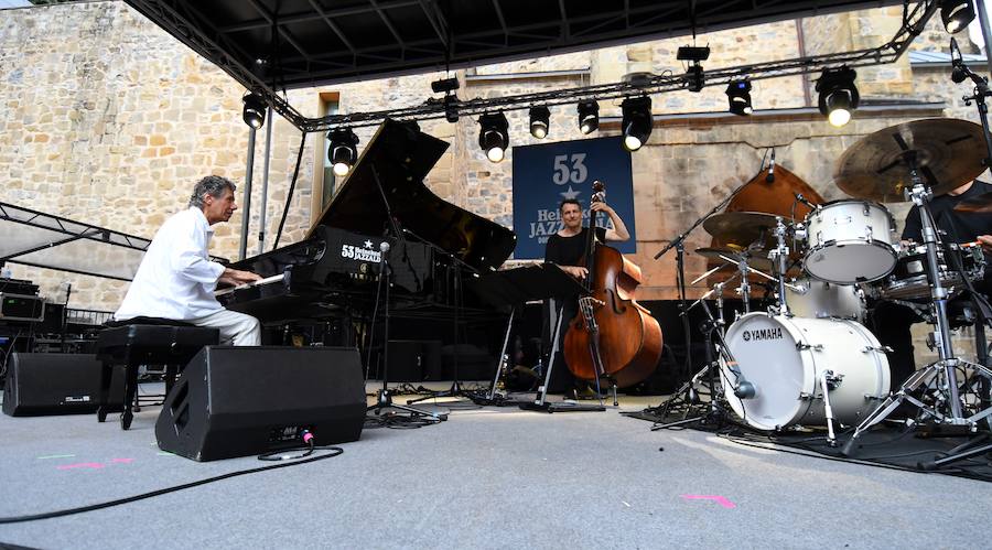 Chick Corea con su Akoustic Band, acompañado por John Patitucci al contrabajo y Dave Weckl a la batería, ofreció un entrañable concierto en la plaza de la Trinidad dentro de la 53 edición del Jazzaldia.