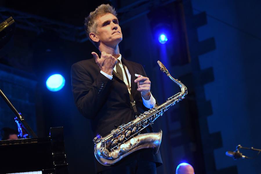  cChick Corea con su Akoustic Band, acompañado por John Patitucci al contrabajo y Dave Weckl a la batería, abrió el domingo por la tarde la última velada de la plaza de la Trinidad por esta 53 edición. Y al cantante estadounidense Curtis Stigers, acompañado por un cuarteto, le tocó poner el colofón con su voz melodiosa y su tránsito entre el jazz, el swing y el pop..