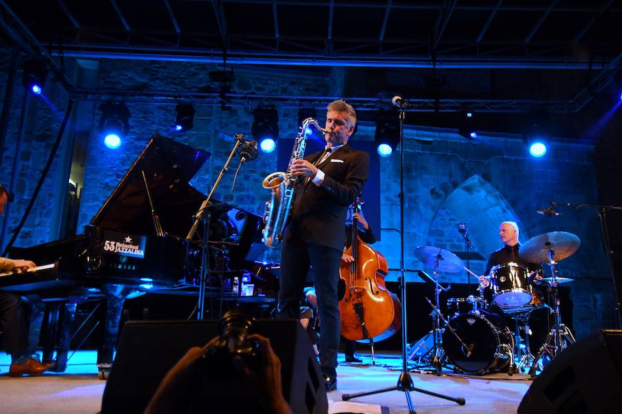 cChick Corea con su Akoustic Band, acompañado por John Patitucci al contrabajo y Dave Weckl a la batería, abrió el domingo por la tarde la última velada de la plaza de la Trinidad por esta 53 edición. Y al cantante estadounidense Curtis Stigers, acompañado por un cuarteto, le tocó poner el colofón con su voz melodiosa y su tránsito entre el jazz, el swing y el pop..