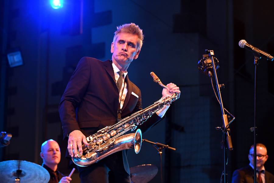  cChick Corea con su Akoustic Band, acompañado por John Patitucci al contrabajo y Dave Weckl a la batería, abrió el domingo por la tarde la última velada de la plaza de la Trinidad por esta 53 edición. Y al cantante estadounidense Curtis Stigers, acompañado por un cuarteto, le tocó poner el colofón con su voz melodiosa y su tránsito entre el jazz, el swing y el pop..