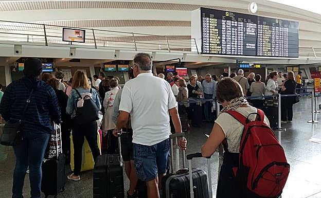 Pasajeros de Loiu, ayer, afectados por la cancelación de vuelos en el aeropuerto de Múnich