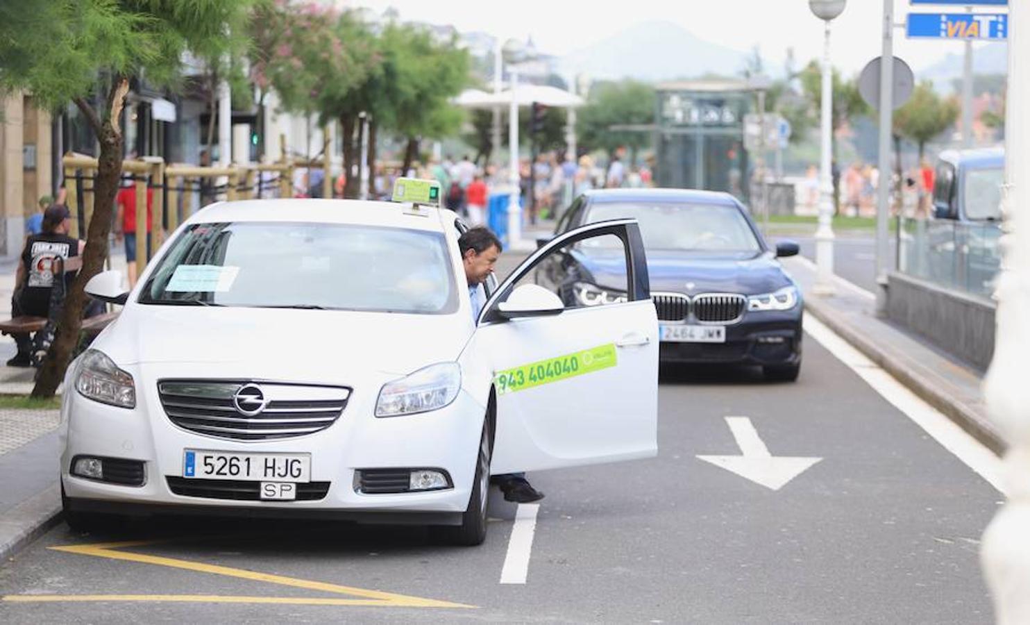 El sector de los taxistas se ha concentrado este lunes en la Estación del Norte yse ha dirigido en caravana hacia Pío XII
