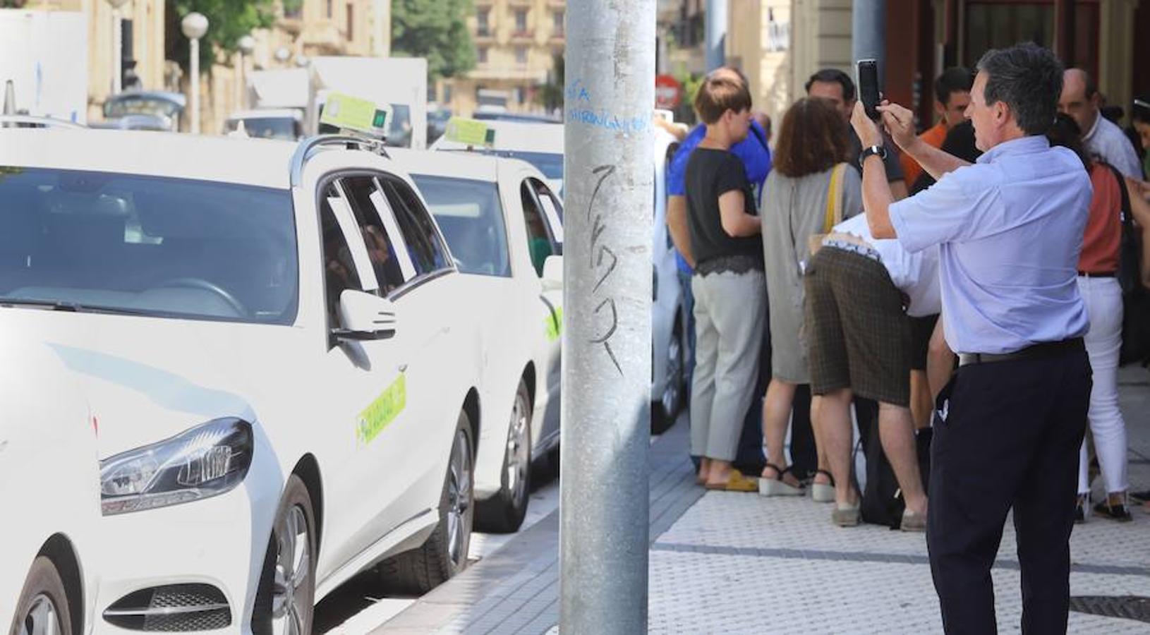 El sector de los taxistas se ha concentrado este lunes en la Estación del Norte yse ha dirigido en caravana hacia Pío XII