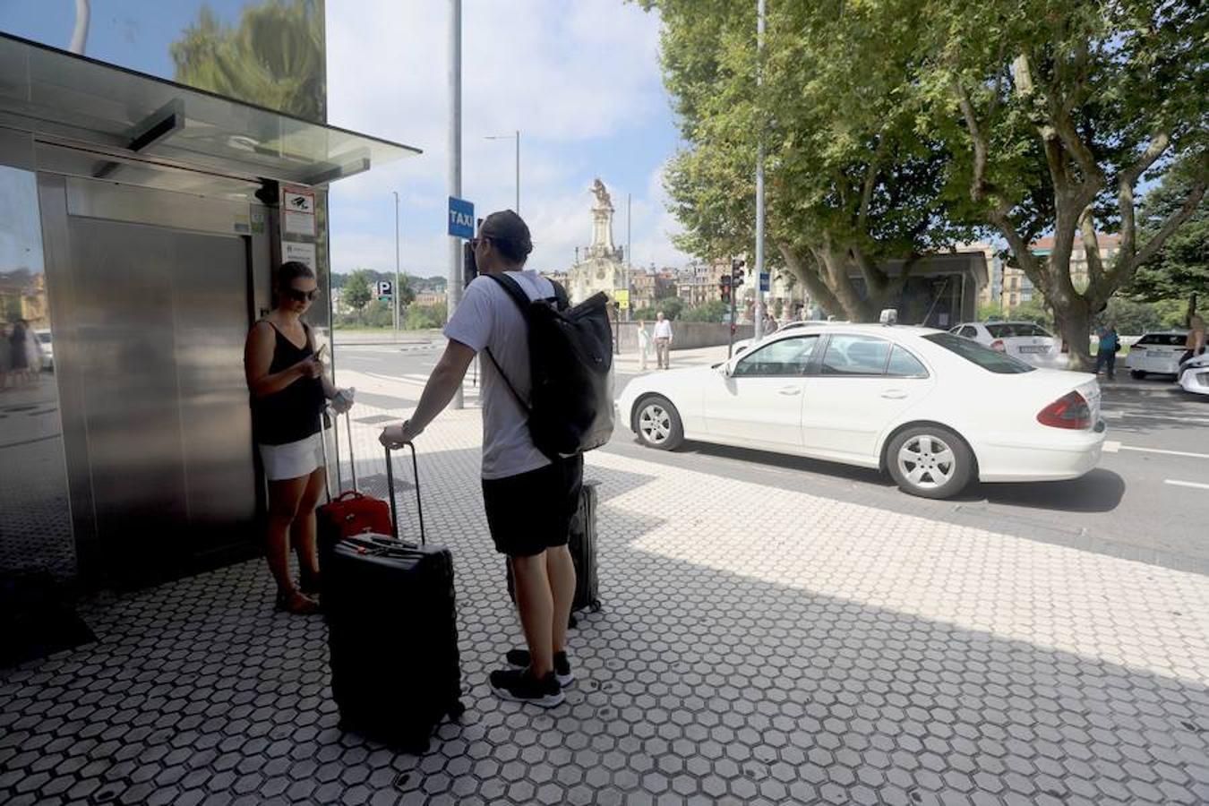 El sector de los taxistas se ha concentrado este lunes en la Estación del Norte yse ha dirigido en caravana hacia Pío XII