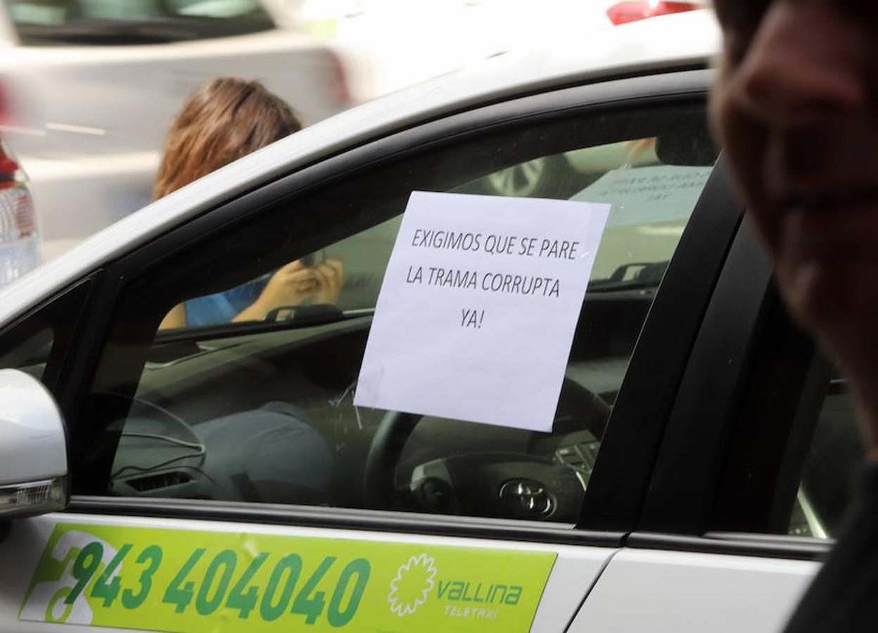 El sector de los taxistas se ha concentrado este lunes en la Estación del Norte yse ha dirigido en caravana hacia Pío XII