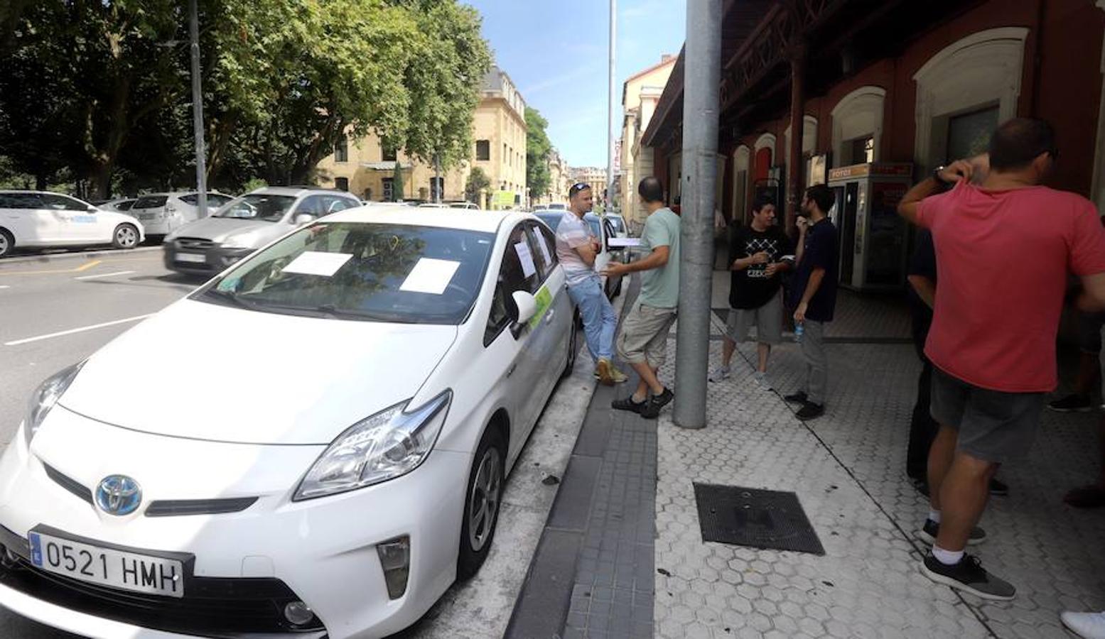 El sector de los taxistas se ha concentrado este lunes en la Estación del Norte yse ha dirigido en caravana hacia Pío XII