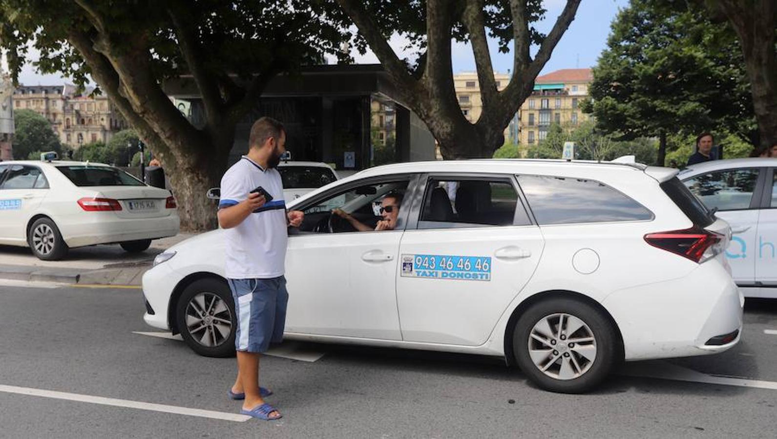 El sector de los taxistas se ha concentrado este lunes en la Estación del Norte yse ha dirigido en caravana hacia Pío XII