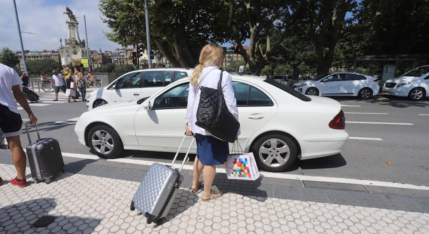 El sector de los taxistas se ha concentrado este lunes en la Estación del Norte yse ha dirigido en caravana hacia Pío XII