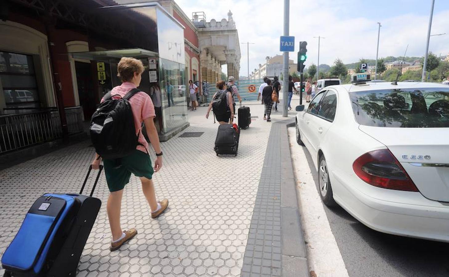 El sector de los taxistas se ha concentrado este lunes en la Estación del Norte yse ha dirigido en caravana hacia Pío XII