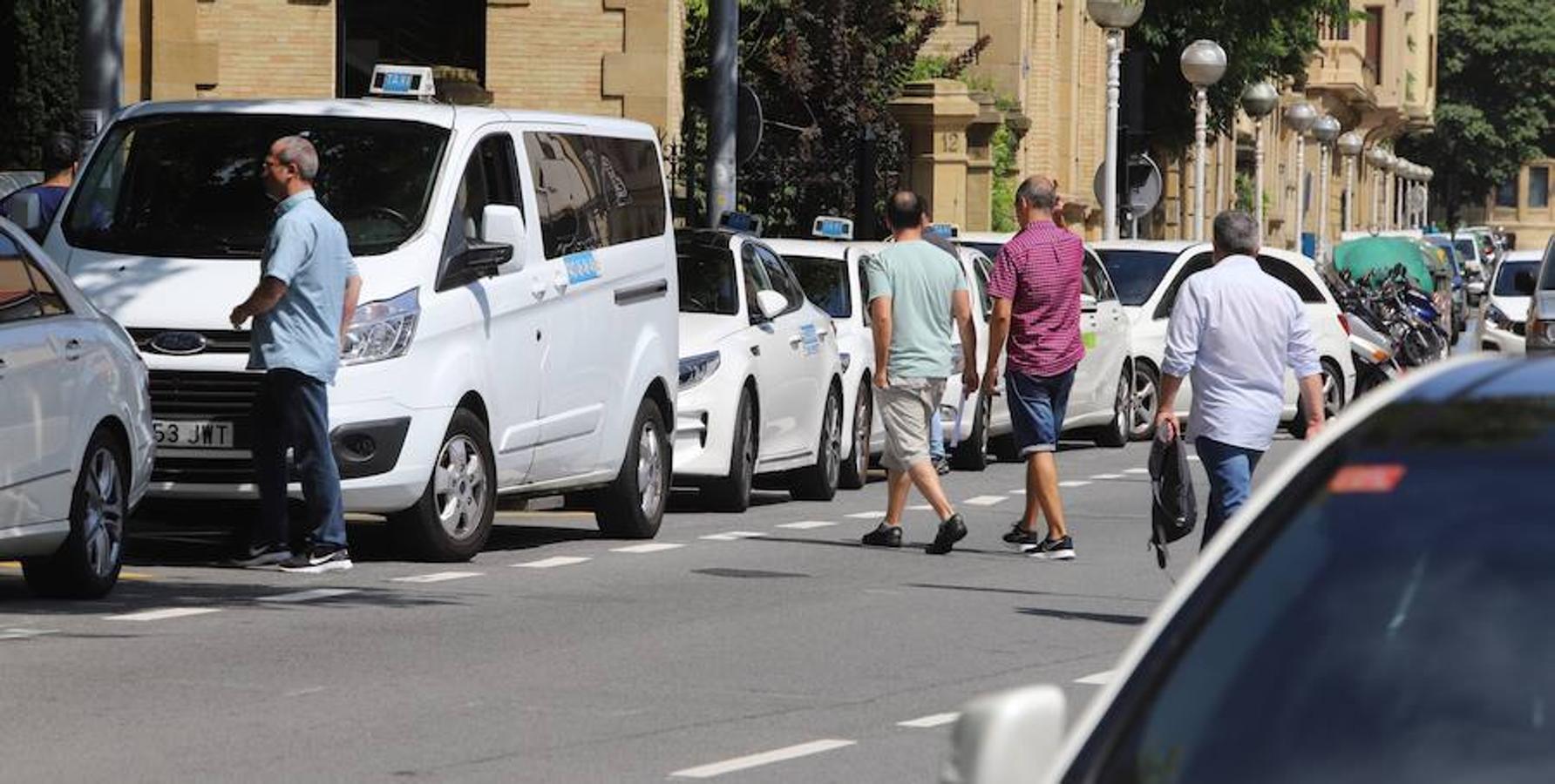 El sector de los taxistas se ha concentrado este lunes en la Estación del Norte yse ha dirigido en caravana hacia Pío XII