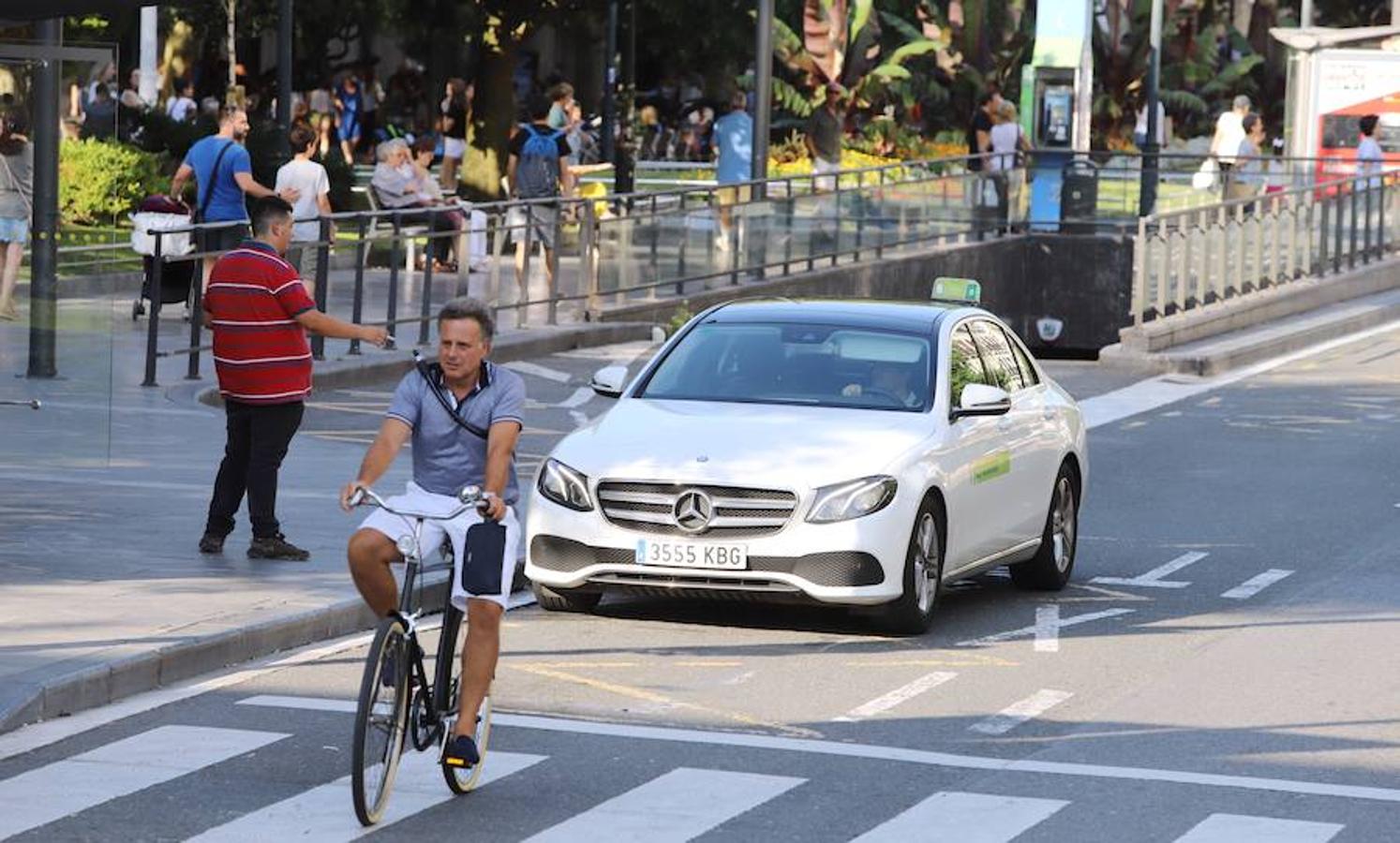 El sector de los taxistas se ha concentrado este lunes en la Estación del Norte yse ha dirigido en caravana hacia Pío XII