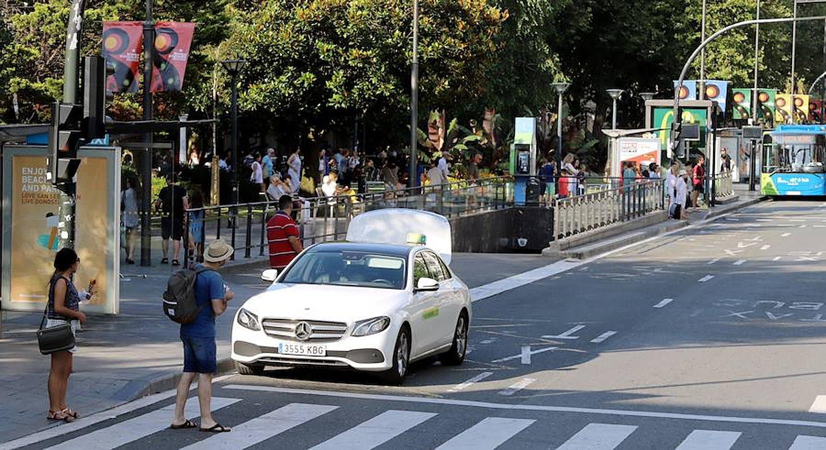 El sector de los taxistas se ha concentrado este lunes en la Estación del Norte yse ha dirigido en caravana hacia Pío XII