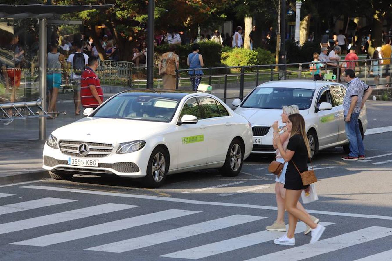 El sector de los taxistas se ha concentrado este lunes en la Estación del Norte yse ha dirigido en caravana hacia Pío XII