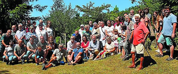 Familia y amigos se reunieron ayer, como todos los años, en el monolito de Burnikurutzeta para recordar a Juan Mari Jáuregui.