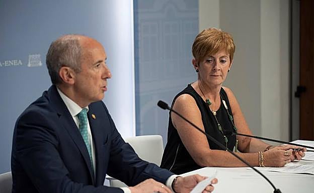 El portavoz del Gobierno Vasco, Josu Erkoreka, acompañado por la consejera de Desarrollo Económico e Infraestructuras, Arantxa Tapia, en la rueda de prensa.