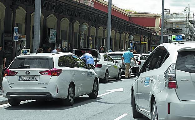 En Euskadi hay una licencia de vehículo con conductor por cada 26 taxis
