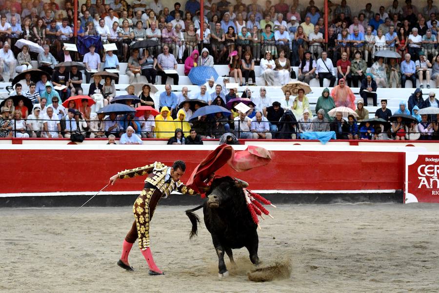 El diestro Pepe Moral fue el gran protagonista en el cierre de los sanignacios de Azpeitia por las dos grandes faenas que firmó a los dos toros con opciones de una desigual corrida de Cuadri, labores que, al final, quedaron sin premio por su mala tarde con los aceros