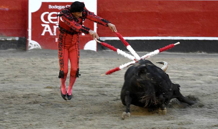 El diestro Pepe Moral fue el gran protagonista en el cierre de los sanignacios de Azpeitia por las dos grandes faenas que firmó a los dos toros con opciones de una desigual corrida de Cuadri, labores que, al final, quedaron sin premio por su mala tarde con los aceros