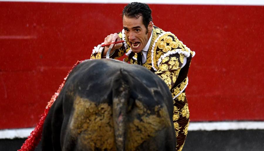 El diestro Pepe Moral fue el gran protagonista en el cierre de los sanignacios de Azpeitia por las dos grandes faenas que firmó a los dos toros con opciones de una desigual corrida de Cuadri, labores que, al final, quedaron sin premio por su mala tarde con los aceros