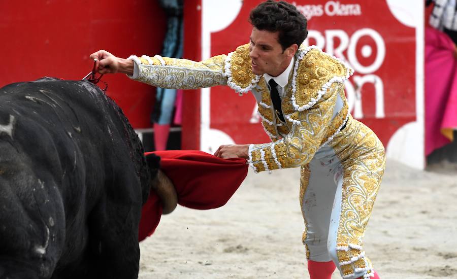 El diestro Pepe Moral fue el gran protagonista en el cierre de los sanignacios de Azpeitia por las dos grandes faenas que firmó a los dos toros con opciones de una desigual corrida de Cuadri, labores que, al final, quedaron sin premio por su mala tarde con los aceros