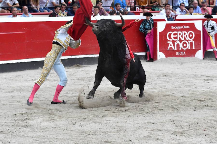 El diestro Pepe Moral fue el gran protagonista en el cierre de los sanignacios de Azpeitia por las dos grandes faenas que firmó a los dos toros con opciones de una desigual corrida de Cuadri, labores que, al final, quedaron sin premio por su mala tarde con los aceros