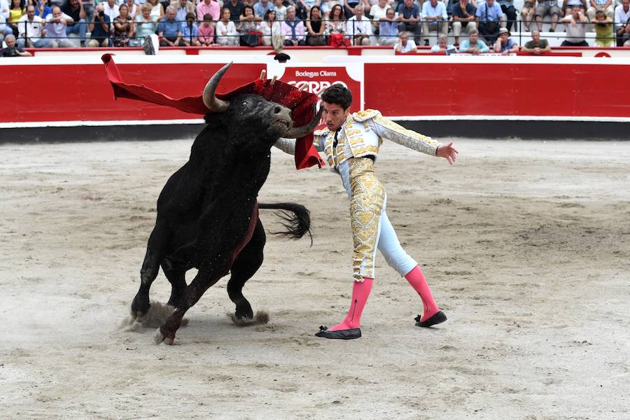El diestro Pepe Moral fue el gran protagonista en el cierre de los sanignacios de Azpeitia por las dos grandes faenas que firmó a los dos toros con opciones de una desigual corrida de Cuadri, labores que, al final, quedaron sin premio por su mala tarde con los aceros