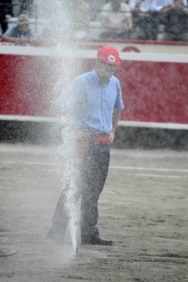 El diestro Pepe Moral fue el gran protagonista en el cierre de los sanignacios de Azpeitia por las dos grandes faenas que firmó a los dos toros con opciones de una desigual corrida de Cuadri, labores que, al final, quedaron sin premio por su mala tarde con los aceros