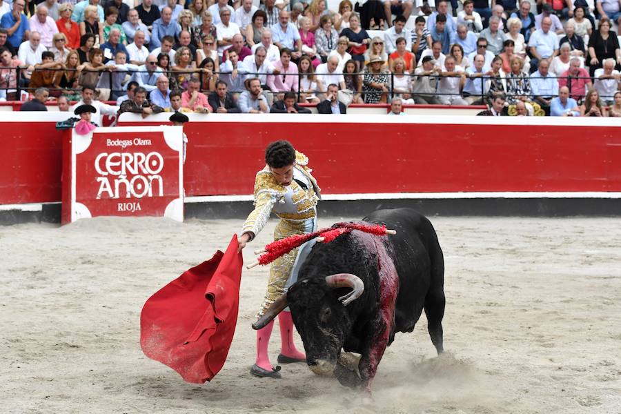 El diestro Pepe Moral fue el gran protagonista en el cierre de los sanignacios de Azpeitia por las dos grandes faenas que firmó a los dos toros con opciones de una desigual corrida de Cuadri, labores que, al final, quedaron sin premio por su mala tarde con los aceros