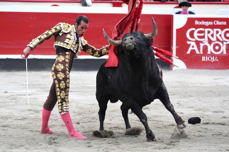 El diestro Pepe Moral fue el gran protagonista en el cierre de los sanignacios de Azpeitia por las dos grandes faenas que firmó a los dos toros con opciones de una desigual corrida de Cuadri, labores que, al final, quedaron sin premio por su mala tarde con los aceros