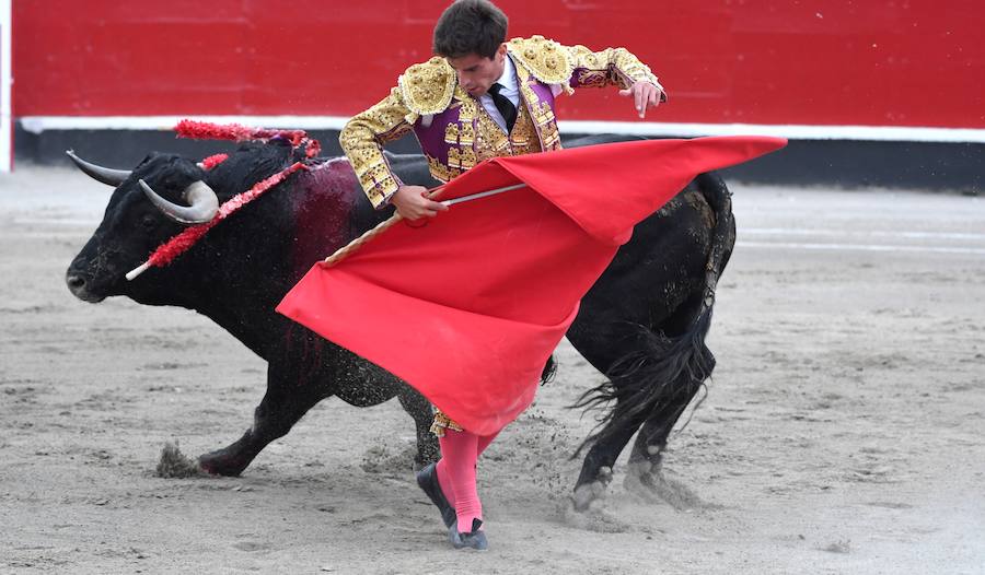 El diestro Pepe Moral fue el gran protagonista en el cierre de los sanignacios de Azpeitia por las dos grandes faenas que firmó a los dos toros con opciones de una desigual corrida de Cuadri, labores que, al final, quedaron sin premio por su mala tarde con los aceros