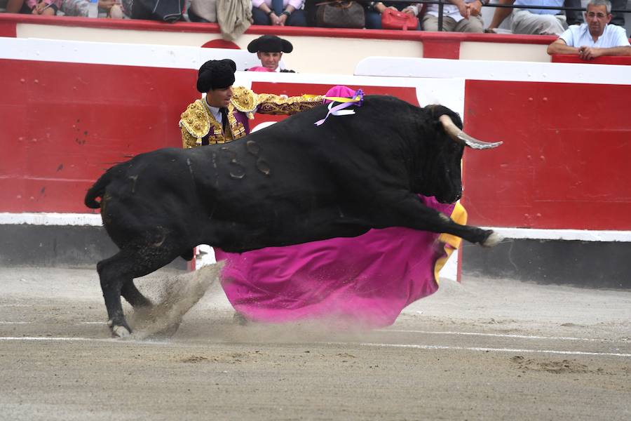 El diestro Pepe Moral fue el gran protagonista en el cierre de los sanignacios de Azpeitia por las dos grandes faenas que firmó a los dos toros con opciones de una desigual corrida de Cuadri, labores que, al final, quedaron sin premio por su mala tarde con los aceros