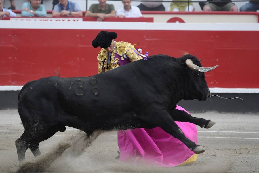 El diestro Pepe Moral fue el gran protagonista en el cierre de los sanignacios de Azpeitia por las dos grandes faenas que firmó a los dos toros con opciones de una desigual corrida de Cuadri, labores que, al final, quedaron sin premio por su mala tarde con los aceros