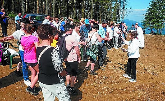 La campa de Sargoate, sin hierba por las labores de tala, reunió a decenas de fieles. 