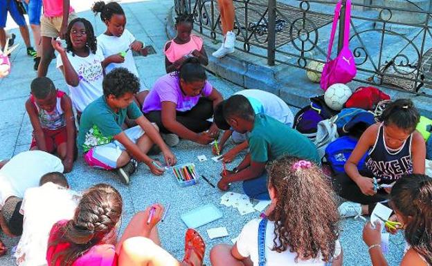 Los niños hicieron sus propias chapas coloreando distintos objetos que pueden ayudar a combatir el calor.